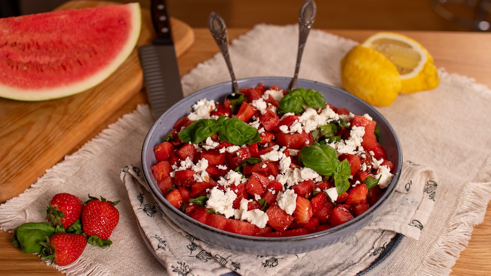 August og Martins vannmelonsalat med jordbær og feta